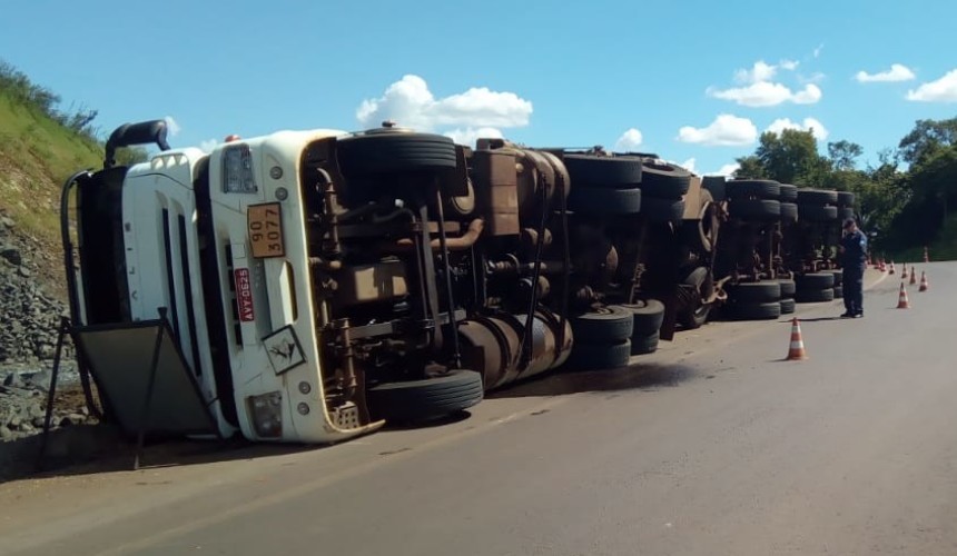 Carreta carregada com containers de lixo tomba na BR 163 em Capitão