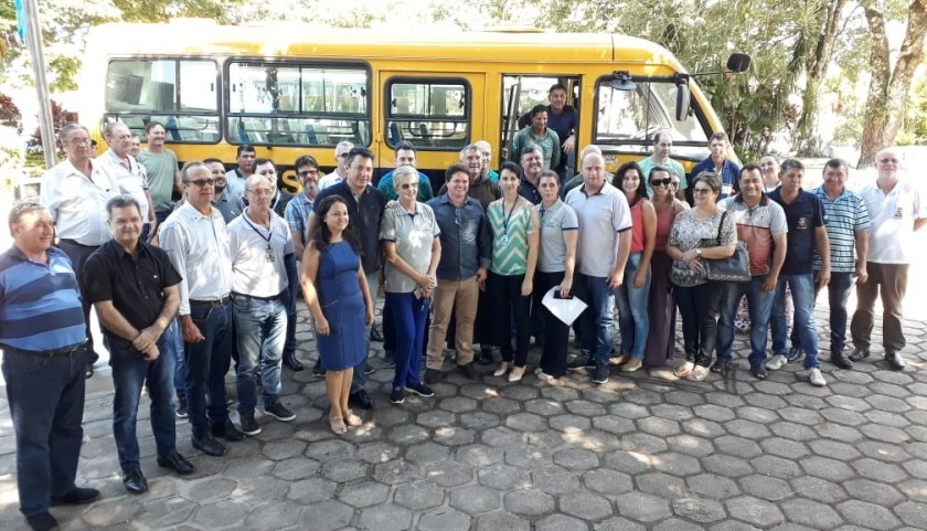 Deputado Sergio Souza entrega um ônibus escolar para Capitão