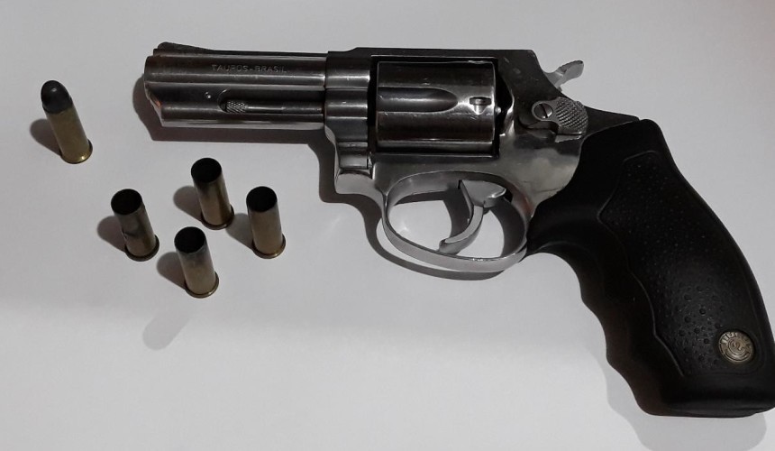 Homem é preso ao ameaçar pessoas com arma de fogo em Capitão