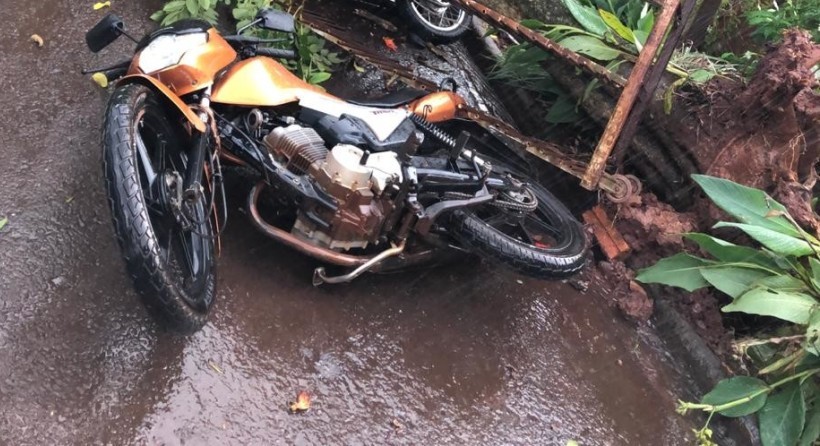 Arvore cai em cima de motocicletas durante vendaval em Capitão