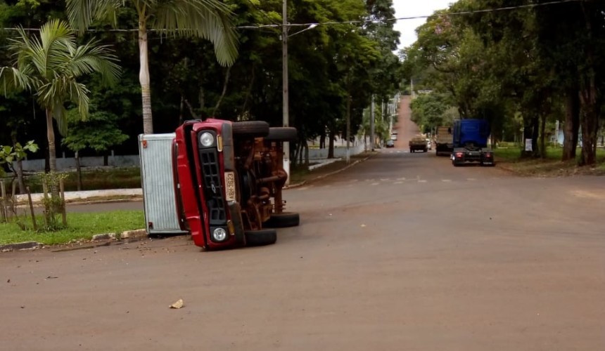 Camionete tomba após colidir em Uno na Av. Tancredo Neves em Capitão
