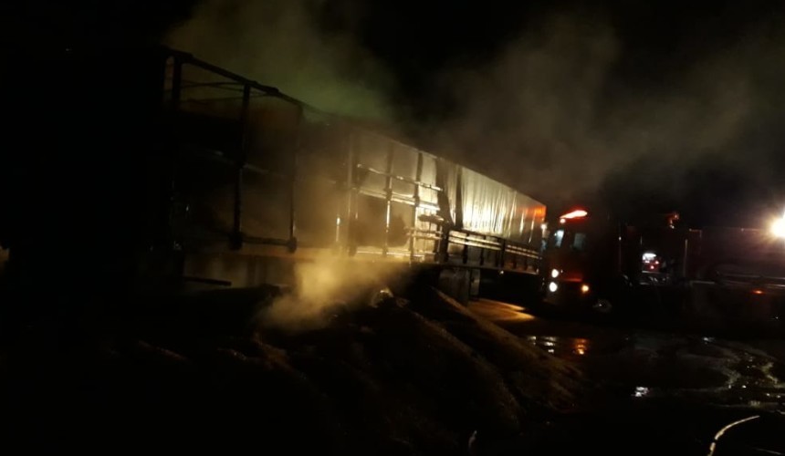 Incêndio em caminhão na BR 163 em Santa Lucia mobiliza bombeiros durante a madrugada