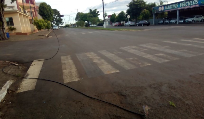 Caminhão que transportava Escavadeira atinge rede elétrica e assusta moradores em Capitão