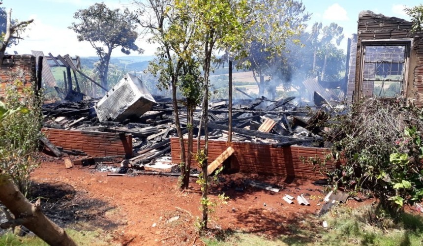 Incêndio destrói residência na Linha Alto Pará em Santa Lúcia