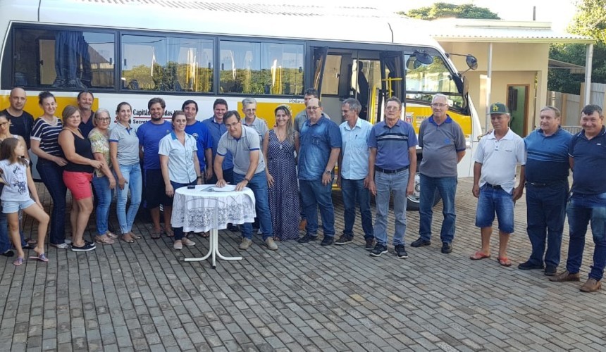 Veículos novos são entregues para APAE e Secretaria de Agricultura de Capitão