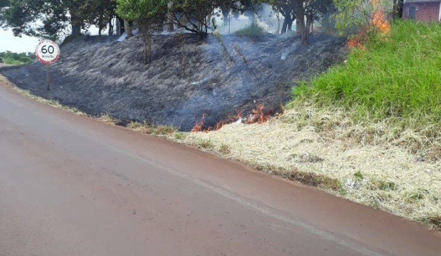 Bombeiros combatem incêndio em vegetação seca na PR 484 em Capitão