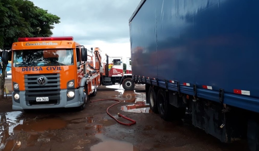 Bombeiros combatem principio de incêndio em caminhão na BR 163 em Capitão