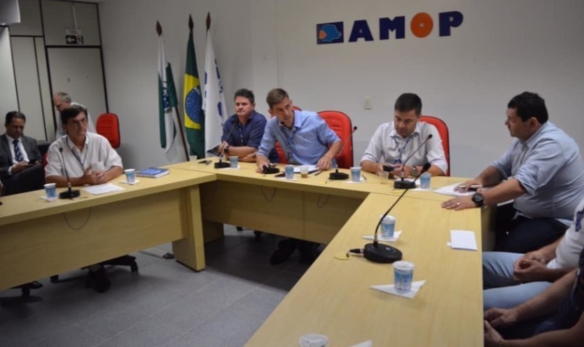 AMOP – atendimento ruim da Copel aos municípios é tema de reunião. Prefeito de Capitão esteve presente