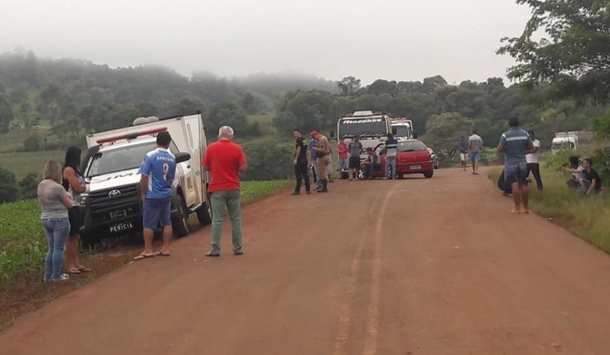 Mulher morre atropelada ao descer de veiculo após acidente na PR 471 em Três Barras do Paraná