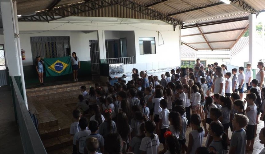Alunos de Capitão cantam o hino nacional pelo menos uma vez por semana