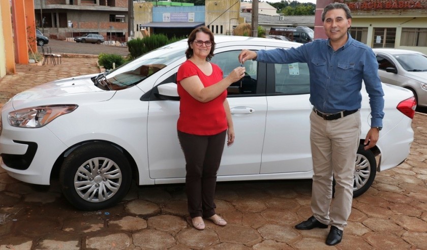Secretaria de Educação de Boa Vista da Aparecida recebe veículo 0km