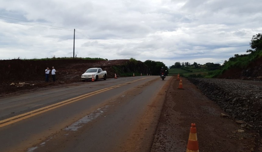 Policial orienta motoristas sobre interdição da rodovia BR 163 entre Capitão e Santa Lucia nesta manhã