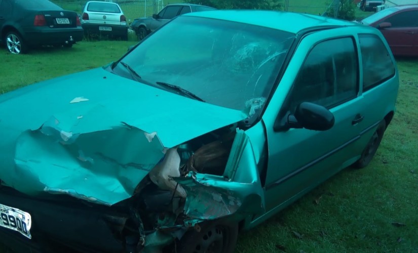 Motorista causa acidente e abandona veiculo após cair em valeta