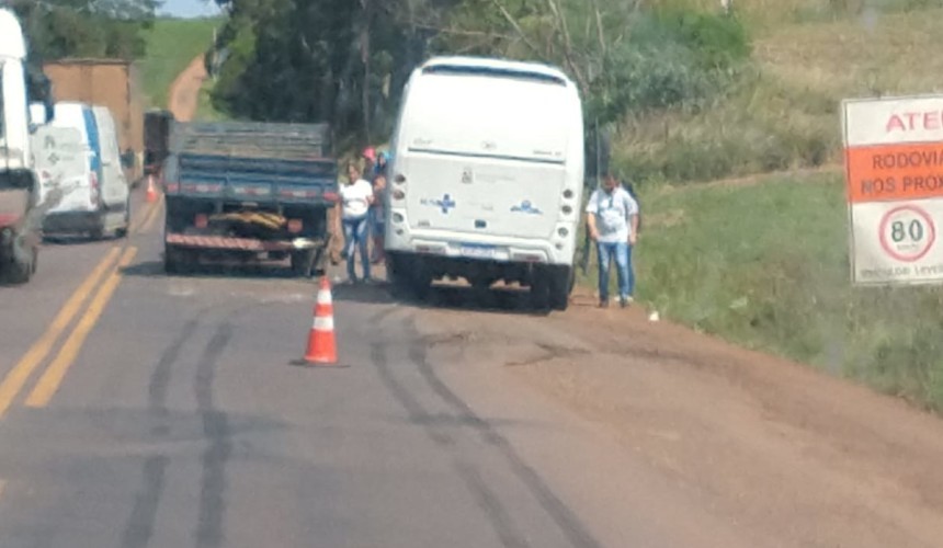 Ônibus da saúde de Capitão se envolve em colisão na BR 163 em Lindoeste