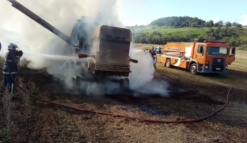 Colheitadeira fica destruída após pegar fogo no interior de Capitão