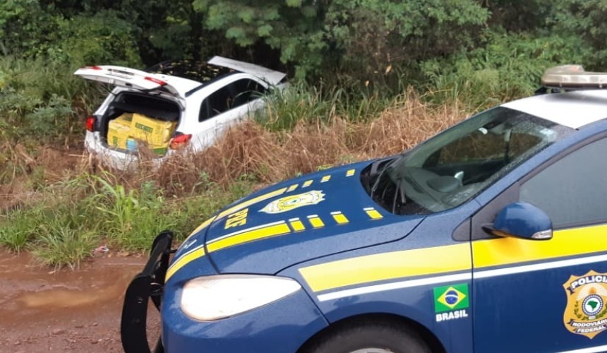 Motorista foge, colide em barranco e abandona veiculo carregado de maconha na BR 163 em Lindoeste