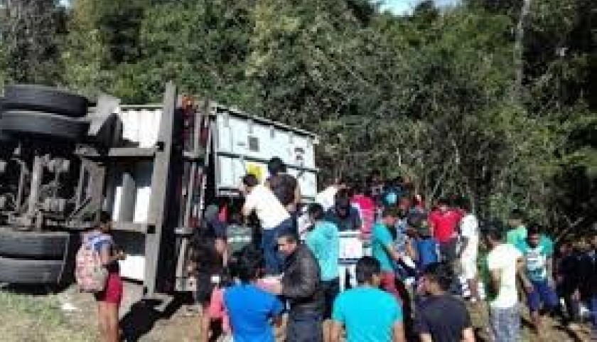 Com machado, índios arrombam caminhão tombado em Nova Laranjeiras