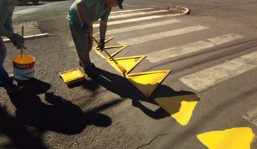 Motoristas desrespeitam sinalizações de obras e prejudicam trabalho de pinturas das ruas de Capitão