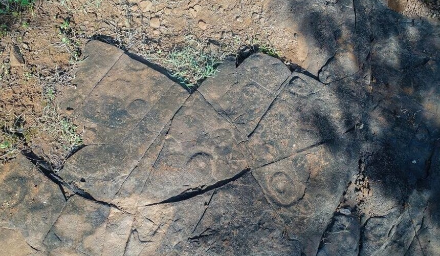 Gravuras em rochas encontradas no município de Capitão podem ter mais de 7 mil anos