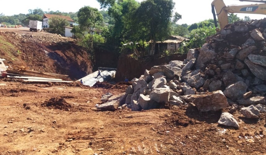 Moradores de Santa Lúcia denunciam empresa responsável pela obra do viaduto na BR 163