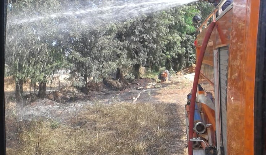 Bombeiros são acionados para combater incêndio ambiental no Bairro Santa Monica em Capitão