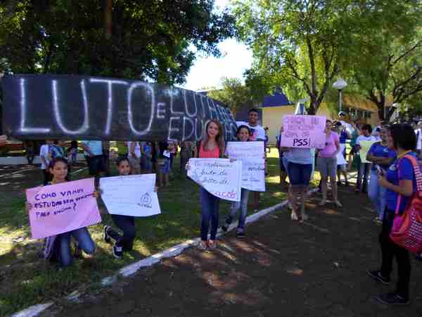 Professores da rede Estadual em greve.Em Capitão também houve passeata