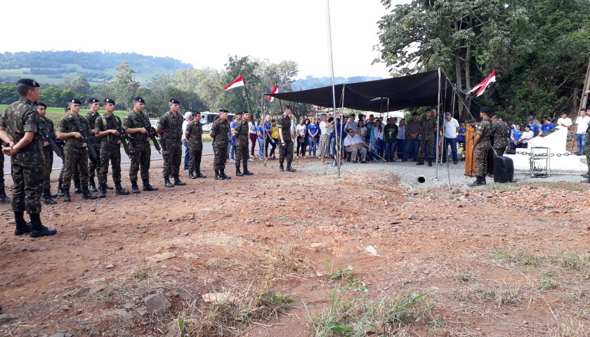 Exército e alunos participam de homenagem ao militar Carlos Argemiro Camargo, morto em combate em Capitão