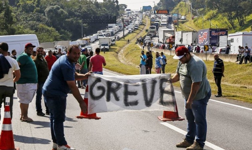 Após alta do diesel, líder diz que caminhoneiros podem fazer nova greve em 10 dias