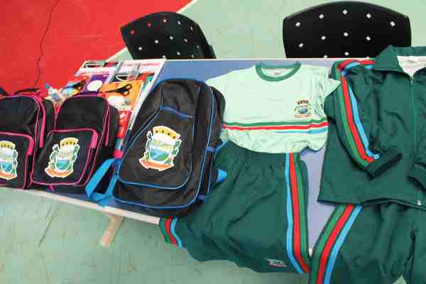 Santa Lúcia entrega mais de 400 kits escolares e uniformes para rede municipal de ensino