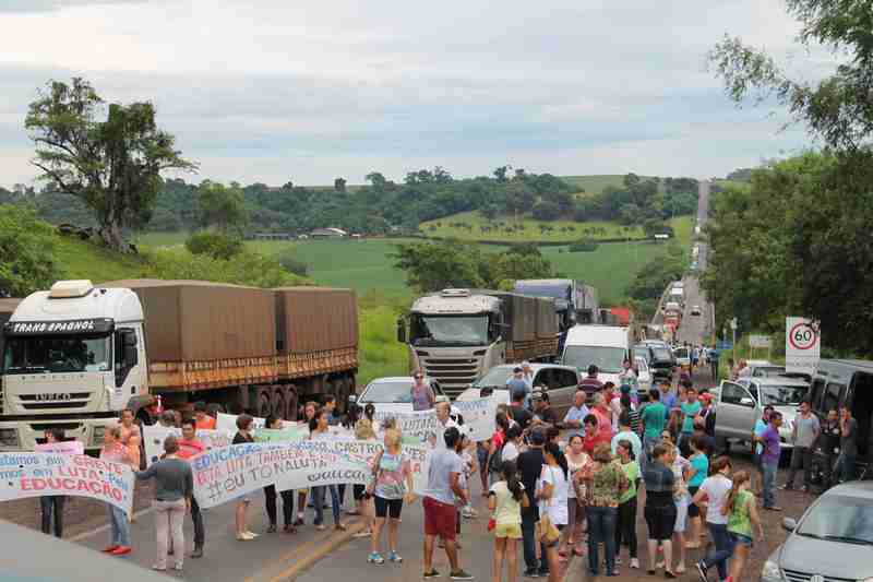 Caminhoneiros e professores fecham ponte sobre o Rio Iguaçu entre Capitão e Realeza