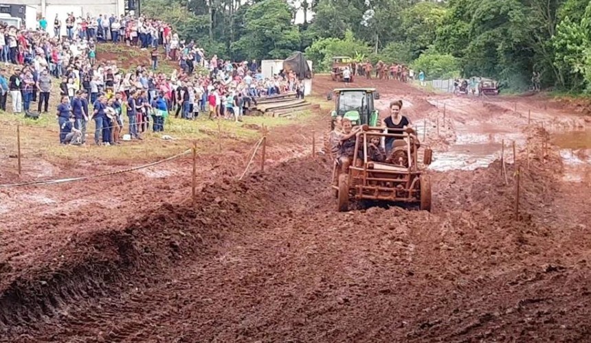 Milhares de pessoas prestigiaram a corrida de Jericos neste domingo em Capitão