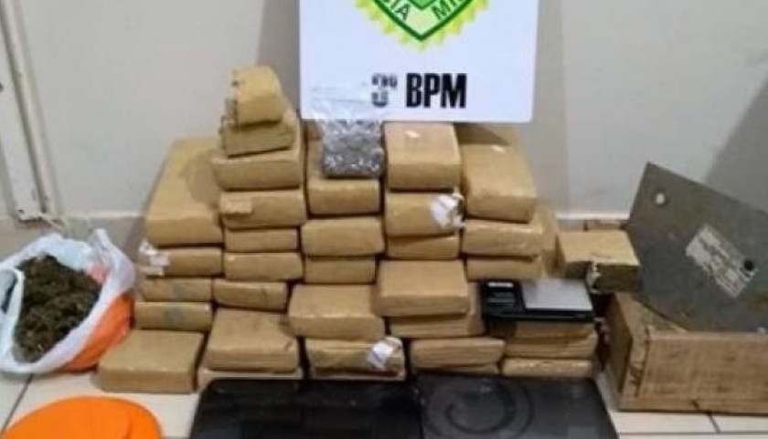 PM prende envolvidos com tráfico e apreende quase 30 quilos de maconha