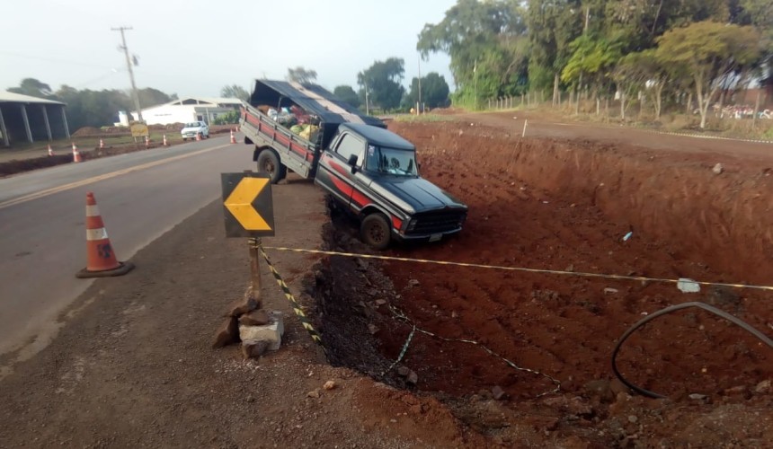 Neblina atrapalha visão e motorista cai em buraco da obra na BR 163 em Capitão