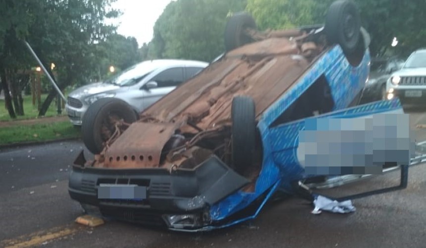 Uno capota após bater em veiculo estacionado na Av. Tibagi em Capitão