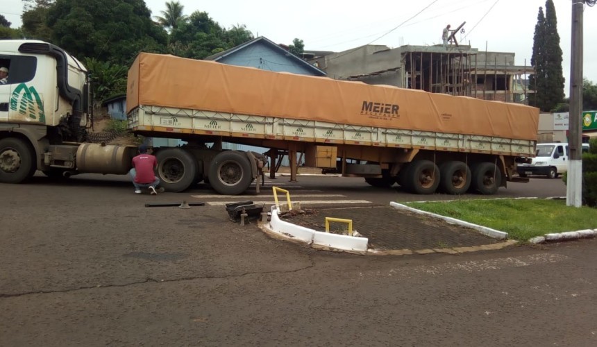 Carreta carregada de açúcar apresenta problemas  e interdita parte da Avenida Iguaçu em Capitão