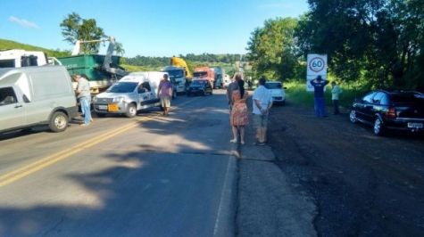 Caminhoneiros protestam na  ponte da BR 163 em  Capitão Leônidas Marques