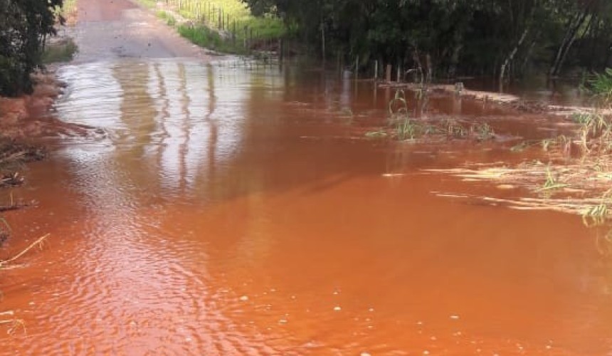 Chuva provoca alagamento no interior de Santa Lúcia