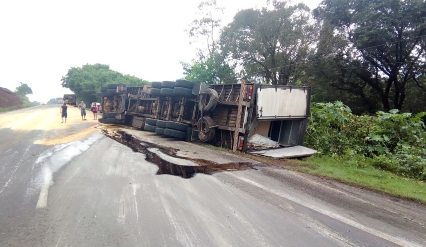 Carreta carregada com chapas de compensados tomba e atinge caminhão graneleiro na BR 163 em Capitão