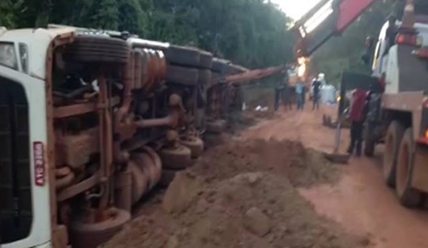 Carreta de Capitão tomba em rodovia do MT