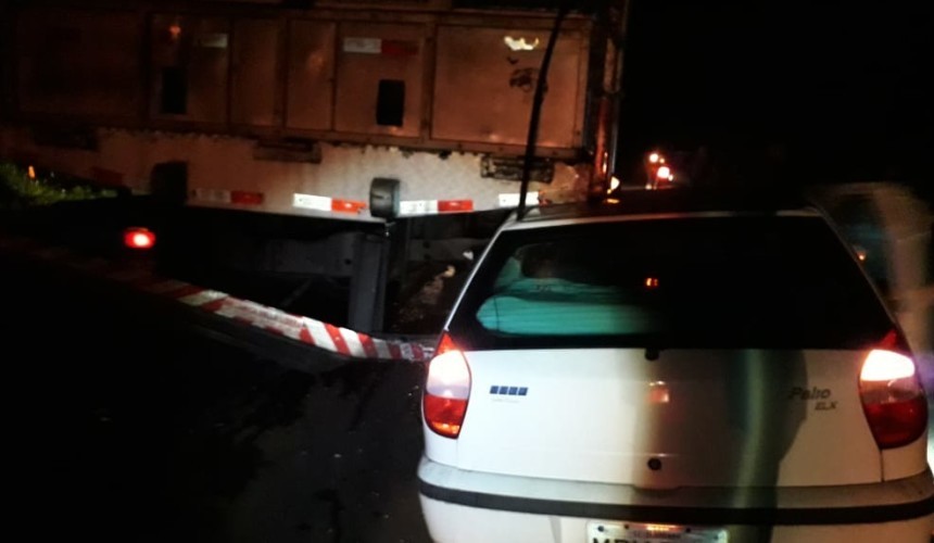 Dois carros e um caminhão se envolvem em acidente na BR 163 em Santa Lúcia