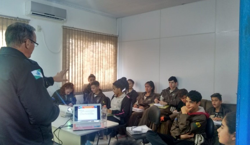 Alunos do Projeto Formando Cidadão de Santa Lucia recebem treinamentos no posto dos bombeiros em Capitão