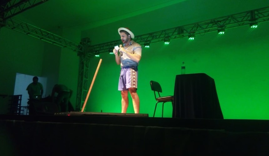 Show com humorista Badin lota Casa da Cultura e arranca muitas gargalhadas do público