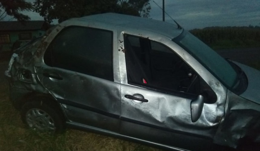 Carro capotado é encontrado abandonado ás margens da PR 484 em Capitão