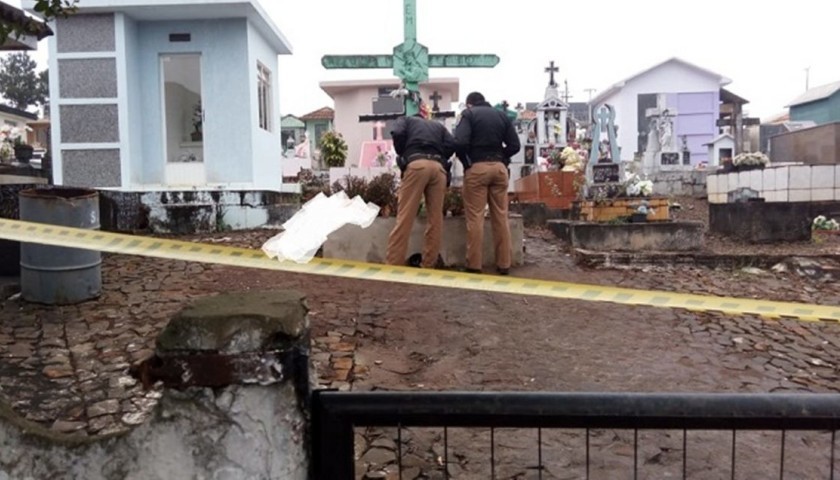 Homem é morto a facadas dentro do cemitério em Itapejara D'Oeste